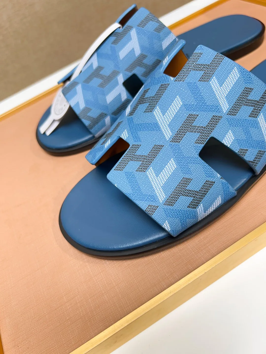 Men's clothing and shoes 💰280 💅💅💅 new arrival. Hermes Hermes official website latest counter synchronized new oran color leather H slippers, the original Paris version flew back to the original model and opened the mold to make it perfectly🍌The highest quality Sincerity, you can enter and leave the counter at will [Deyi] The upper is made of original customized  colored palm prints, crocodile print, ostrich print, colored cow leather, colored cow suede, 🤔 horse hair, 🥳 colored diamonds, 🥰 3D printing, and other genuine leather slippers, imported cow pattern foot pad lining, Italian  latest original genuine leather combination outsole Code number: 38-48 (customized at 46.47.48) Can be made into picture combination sole with genuine leather pattern and ordinary molded outsole